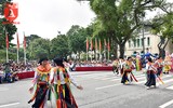 [ẢNH] Trai làng má phấn, môi son múa 